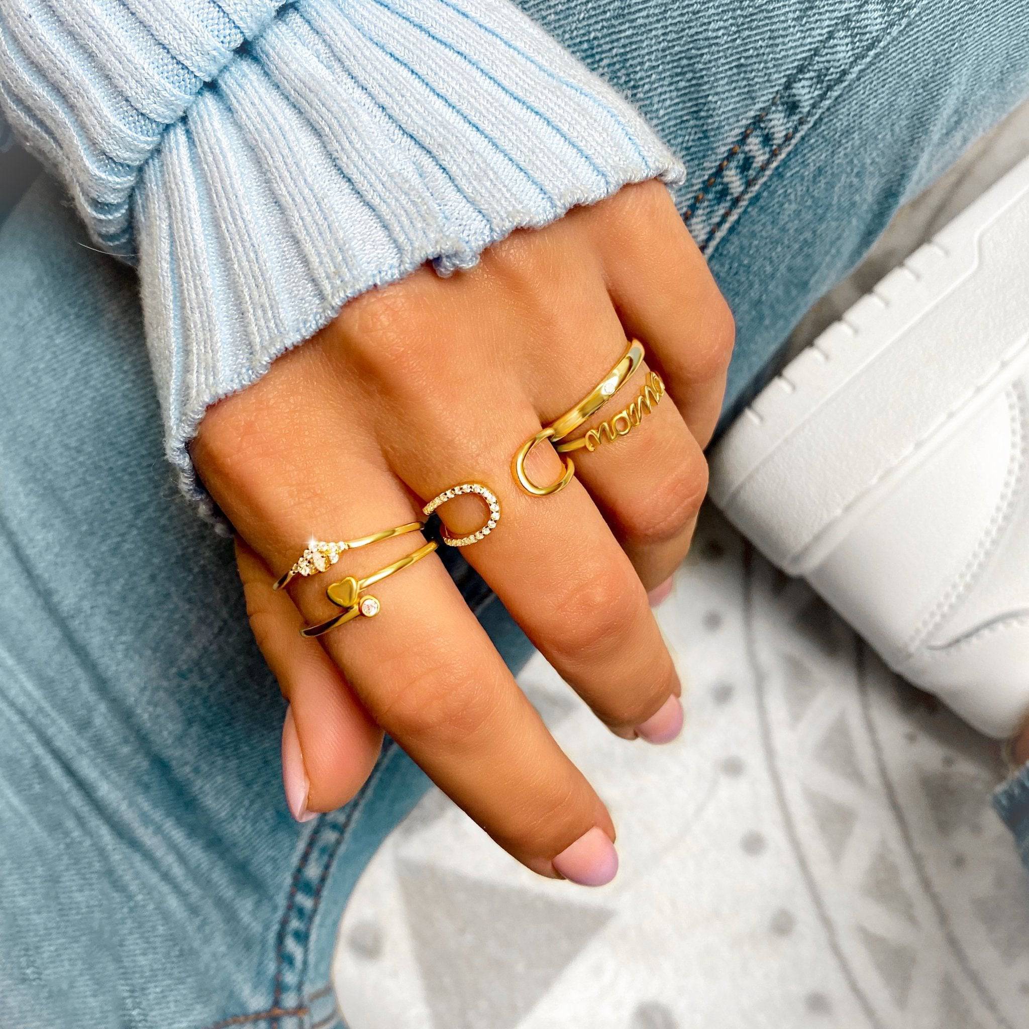 Cosa simboleggiano gli anelli secondo il dito dove li indossi